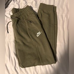 Women’s olive green nike sweatpants (S)